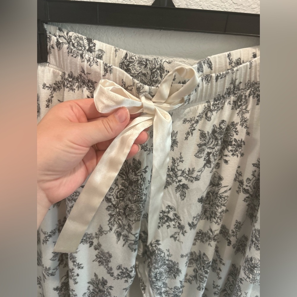 Gap Floral black white cotton cozy soft Sleepwear lounge top bottom Set - Picture 4 of 9